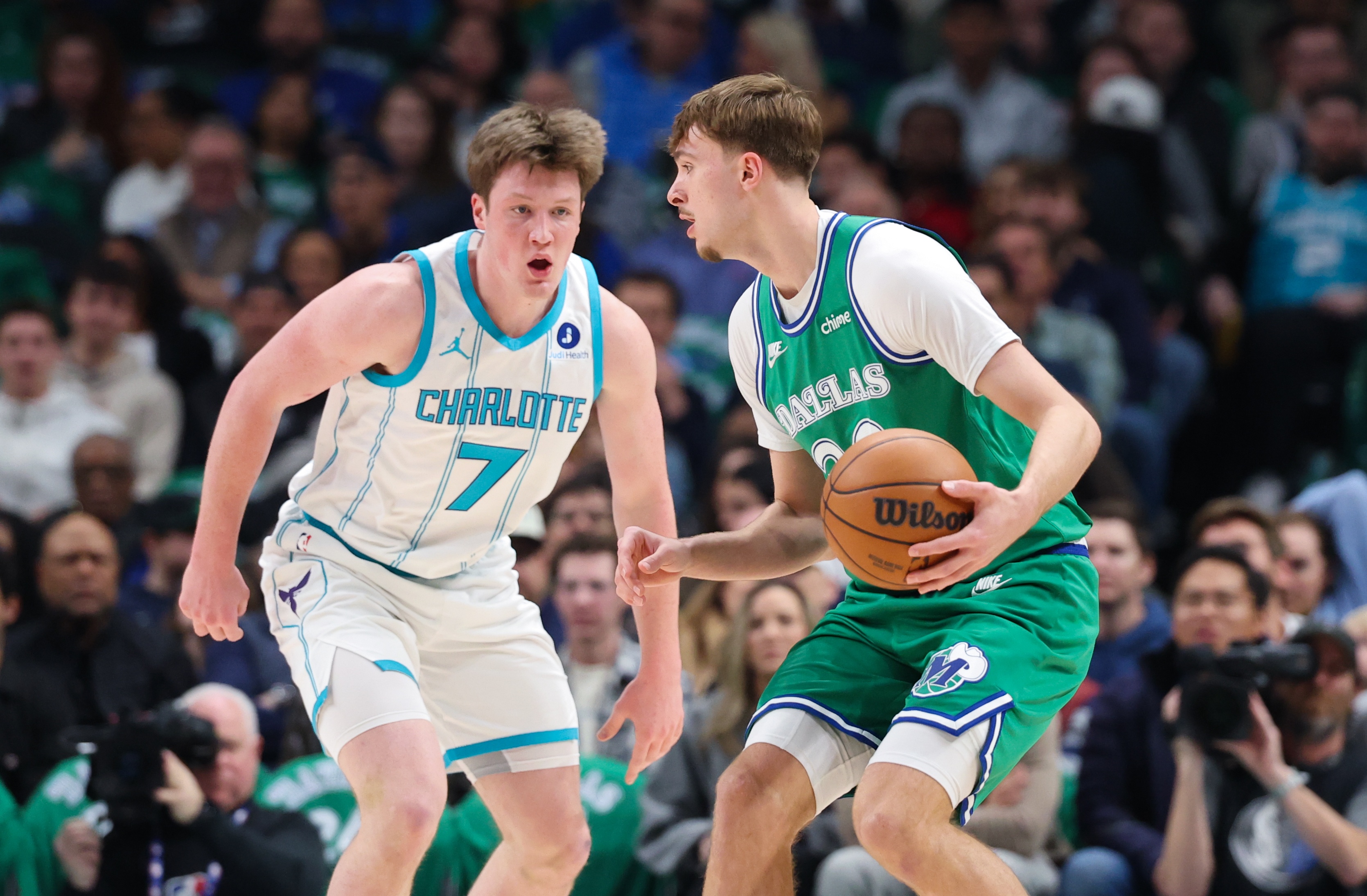 开云体育官网app-经典舍友之战令最佳新秀之争悬念丛生 从搭档变对手斩不断兄弟情